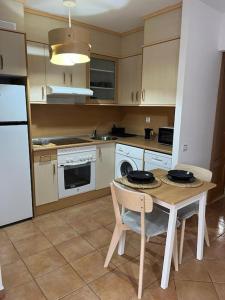 eine Küche mit einem Tisch, einem Herd und einem Kühlschrank in der Unterkunft relax in Majanicho + 2 Fotos