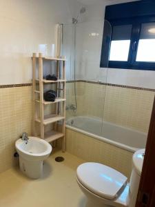 ein Badezimmer mit Toilette, Waschbecken und Badewanne in der Unterkunft relax in Majanicho