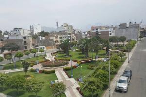 a view of a park in a city with buildings at Apartamento a 10 min del centro de la ciudad in Huaraz