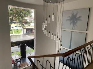 una camera con una scala e un lampadario a braccio di Hotel Botaniko a Bogotá