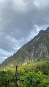 un arco iris frente a una montaña en Guesthouse Rexhepi, en Kolgecaj