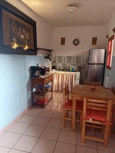 een keuken met een tafel en een koelkast bij Casa Chero in Comalcalco