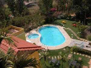 una vista aérea de una piscina en un patio en Hotel Coorg International, en Madikeri
