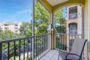 d'un balcon avec une chaise et une vue sur un bâtiment. dans l'établissement Disney Holiday Palace, à Orlando