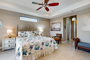 ein Schlafzimmer mit einem Bett und einem Deckenventilator in der Unterkunft The Pink Flamingo Sanctuary in Cape Coral + 30 Fotos