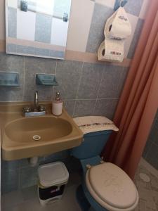 een badkamer met een toilet en een wastafel bij Casa Chero in Comalcalco