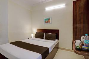 ein Schlafzimmer mit einem großen Bett in einem Zimmer in der Unterkunft OYO Flagship 35467 Shiridi Residency Near Birla Mandir in Hyderabad