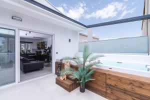 Una sala de estar con una gran ventana y un sofá. en Iceberg Suite with Jacuzzi, en Kalamaki