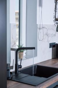 Imagen de la galería de Iceberg Suite with Jacuzzi, en Kalamaki