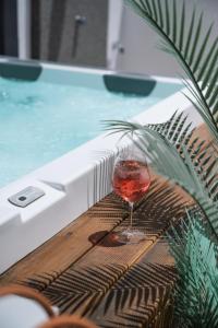 Bebidas en Iceberg Suite with Jacuzzi