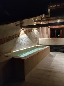 - Baño con bañera en un edificio en Casa de Agustín, en Valverde del Majano