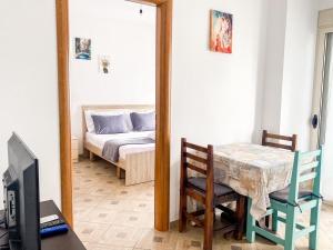Pokój ze stołem, łóżkiem i lustrem w obiekcie LunaSol seaside Apartments w Durrës