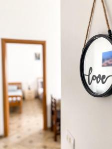 LunaSol seaside Apartments في دوريس: مرآة معلقة على جدار في الغرفة