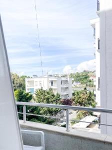balcón con vistas a la ciudad en LunaSol seaside Apartments, en Durrës
