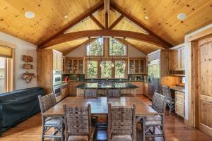 Khu vực ghế ngồi tại Big Horn Luxury Lodge - 4 BR w Hot Tub & Close to Lake!