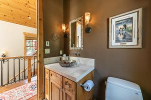 Ảnh trong thư viện ảnh của Big Horn Luxury Lodge - 4 BR w Hot Tub & Close to Lake! ở Tahoe City +24 ảnh