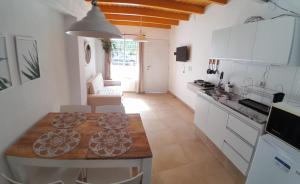 a kitchen and dining room with a table and chairs at La Placita in Córdoba
