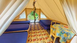 En eller flere senge i et værelse på Sleeps-5 lakeside tent - Suffolk