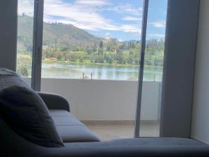 sala de estar con vistas a una ventana grande en Increible vista al lago, en Paipa