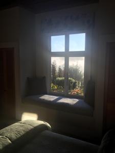 a window seat in a bedroom with a window sill at Tonix Boutique Accommodation in Lawrence