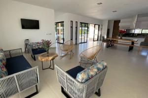 ビリャビセンシオにあるVilla La Bendición Casa Campestreのリビングルーム(椅子、ソファ、テーブル付)