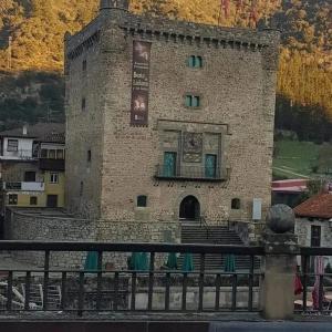 ein Gebäude mit einem Schild an der Seite in der Unterkunft APARTAMENTO POCO TRIGO EN POTES in Potes