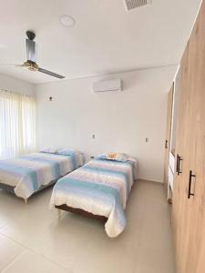 ビリャビセンシオにあるVilla La Bendición Casa Campestreのベッド2台が備わる