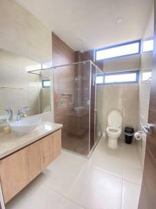 ビリャビセンシオにあるVilla La Bendición Casa Campestreのトイレ、洗面台、シャワー付きのバスルーム
