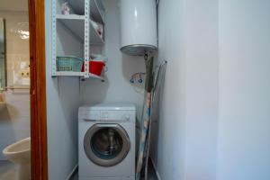 a laundry room with a washing machine in a room at La Casa del Castillo in Arévalo