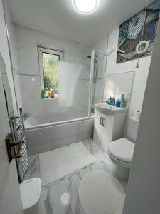 Ένα μπάνιο στο KAMPA'S Spacious 2 Bed House in DY4 for any Term
