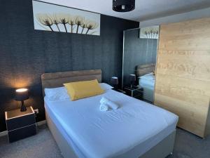 Ένα ή περισσότερα κρεβάτια σε δωμάτιο στο KAMPA'S Spacious 2 Bed House in DY4 for any Term