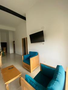 聖赫羅尼莫的住宿－Apartasol San jerónimo OASIS，客厅配有蓝色的沙发和桌子