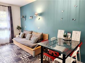 - un salon avec un canapé et une table en verre dans l'établissement Appartement proche Disneyland, Val d'Europe, Paris #2, à Serris
