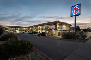 um hotel com uma placa num parque de estacionamento em Motel 6-Albuquerque, NM - Carlisle em Albuquerque