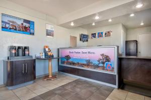 uma sala de espera com um grande aquário numa loja em Motel 6-Albuquerque, NM - Carlisle em Albuquerque