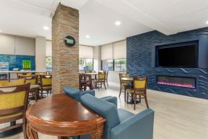 The lounge or bar area at Best Western Salisbury Plaza
