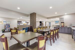 A restaurant or other place to eat at Best Western Salisbury Plaza