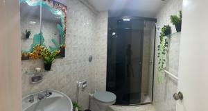 a bathroom with a shower and a toilet and a sink at Apartamento Paraguayo - Proximo a Estadios Pablo Rojas La nueva Olla y Defensores del chaco - Centro historico in Asuncion