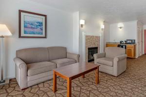 ein Wohnzimmer mit einem Sofa und einem Couchtisch in der Unterkunft Best Western Salinas Monterey in Salinas
