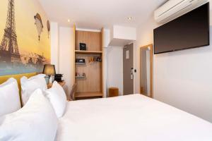 una camera con letto bianco e TV a schermo piatto di Hotel Apolonia Paris Mouffetard, Sure Hotel Collection by Best Western a Parigi