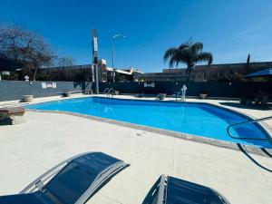 Bazén v ubytování SureStay by Best Western Fresno Central nebo v jeho okolí