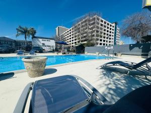 una piscina en una ciudad con edificios altos en SureStay by Best Western Fresno Central, en Fresno