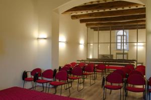 grupa czerwonych krzeseł w pokoju w obiekcie Antico Sipario Boutique Hotel, BW Signature Collection w mieście Paciano