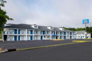 a large white building with blue windows and a parking lot at Motel 6 Macon, GA I 475 in Macon +22 photos