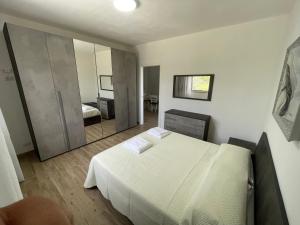 - une chambre avec un lit blanc et un miroir dans l'établissement Philip Holiday, à Trabia