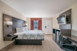 Motel 6 Macon, GA I 475 في ماكون: غرفة فندقية مع سرير وتلفزيون بشاشة مسطحة