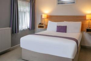 1 cama blanca grande en una habitación de hotel en Tor Park Hotel, Sure Hotel Collection by Best Western en Torquay