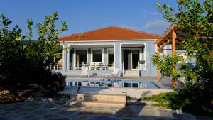una casa con una piscina di fronte di Villa Dionyssos a Dalyan