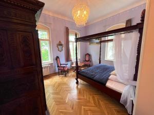 Postel nebo postele na pokoji v ubytování Schloss in der sächsischen Schweiz - Luxus Apartments