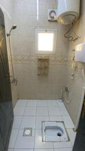 شقة فاخرةبمدخل خاص في الرياض: حمام فيه مرحاض ونافذة فيه